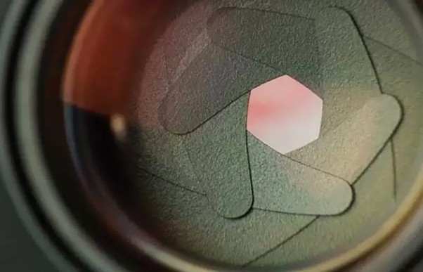 دیافراگم را با اعداد f-stop چگونه بشناسیم؟ - دیافراگم دوربین عکاسی|دیافراگم دوربین عکاسی و عملکرد آن|دیافراگم دوربین|دیافراگم عکاسی|مفهوم، عملکرد و تاثیر آن در تصویربرداری|اعداد دیافراگم دوربین