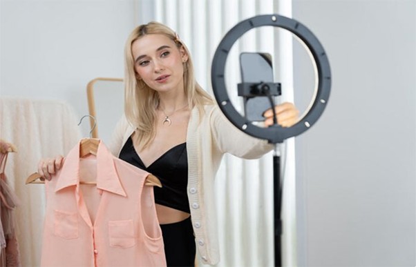 معرفی ۴ مدل برتر رینگ لایت برای عکاسی لباس - رینگ لایت برای عکاسی لباس|راهنمای خرید بهترین رینگ لایت برای عکاسی لباس|تجهیزات موردنیاز برای عکاسی از لباس|بهترین رینگ لایت برای عکاسی لباس