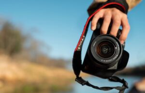 دوربین دیجیتال بدون آینه کانن مدل EOS R8 همراه با لنز