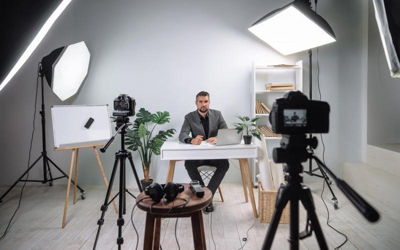 نکات کلیدی در انتخاب تجهیزات نورپردازی برای تولید محتوا -از رینگلایت تا سافتباکس؛ این مقاله بهترین تجهیزات نورپردازی برای تولید محتوا را مقایسه میکند تا مناسبترین نور را برای استودیو یا خانه انتخاب کنید.