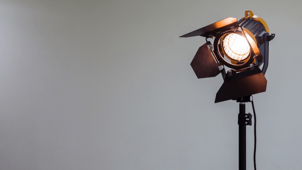 در فضاهای کوچک، استفاده از چه نوع نورهایی بهتر است؟ -از رینگلایت تا سافتباکس؛ این مقاله بهترین تجهیزات نورپردازی برای تولید محتوا را مقایسه میکند تا مناسبترین نور را برای استودیو یا خانه انتخاب کنید.