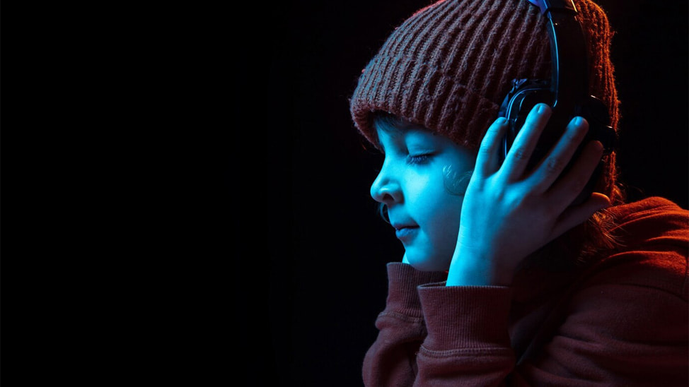 چه کسانی نیاز به افزایش کیفیت صدا دارند؟-با افزایش کیفیت صدای ویدیو با هوش مصنوعی، نویز را حذف کنید، صدای گوینده را شفاف کنید و ویدیوهای حرفهای بسازید.